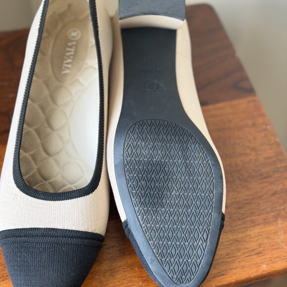 Vivaia Round-Toe Chunky Heels - Picture 3 of 4